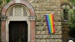 Regenbogen-Fahne an einer Kirche in Deutschland