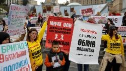 Familiares de prisioneros de guerra ucranianos exigen la aceleración de los procesos de liberación durante una manifestación en Kiev.
