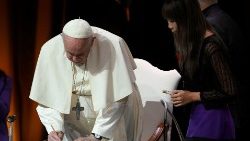 経済をめぐる若者たちのミーティング終了にあたり「約束」に署名する教皇フランシスコと参加者代表　2022年9月24日