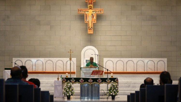 Pater Saji Thomas bei der Messe in der Kathedrale Unserer Lieben Frau von Arabien in Awali