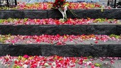 Petali di fiori nei pressi dello stadio di Malang, in Indonesia, in omaggio alle vittime della strage per calca 