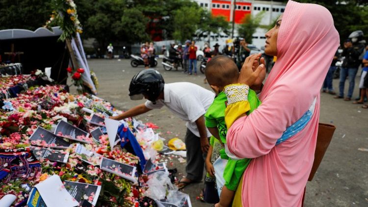 Tưởng niệm các nạn nhân chết tại sân vận động Kanjuruhan ở Malang, Đông Java, Indonesia
