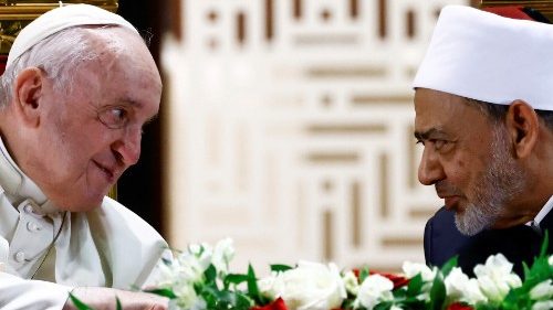 El Papa Francisco y el Gran Imán de Al Azar Al. Tayyeb unidos en el encuentro con el Consejo Musulmán de Ancianos, en Baréin.
