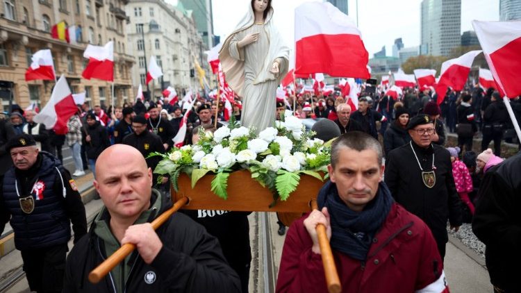 La Vergine Maria in processione durante le celebrazioni per l'anniversario dell'indipendenza della Polonia