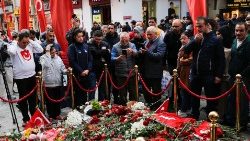 A vasárnapi isztambuli robbanás áldozatainak emlékére virágokat helyeznek el az emberek a detonáció helyszínén