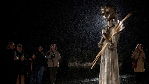 Monumento às vítimas do Holodomor e Kiev.