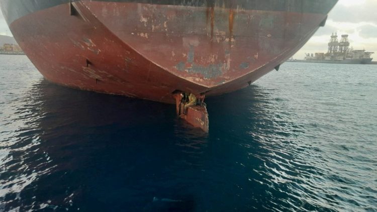 Tres migrantes pasaron once días a bordo de un petrolero procedente de Nigeria