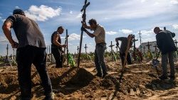 Bucha, in Ucraina. Volontari piantano croci in una delle fosse comuni con le vittime civili provocate dai russi (Reuters)