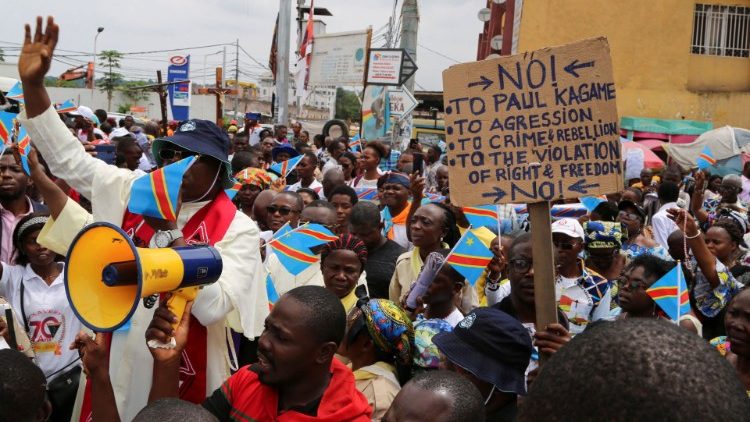 Archivbild aus dem Dezember: Demonstranten gehen auf Einladung der christlichen Kirchen des Landes wegen der prekären Sicherheitslage im Kongo auf die Straße (Kinshasa, 4.12.2022)