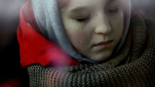 Uma lágrima escorre pelo rosto de uma jovem a bordo de um ônibus após fugir da Ucrânia para a Romênia, após a invasão da Ucrânia pela Rússia, na passagem de fronteira em Siret, Romênia, 16 de março de 2022. REUTERS/Clodagh Kilcoyne