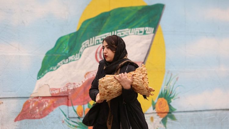 Viele junge Frauen und Männer gehen im Iran auf die Straße - auch weltweit ist die Solidarität groß