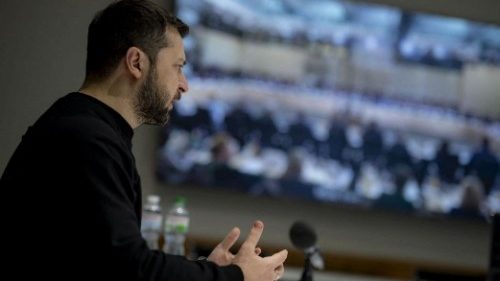 El Presidente ucraniano Zelenskiy asiste por videoconferencia a la conferencia de solidaridad con el pueblo ucraniano en París, en Kiev.