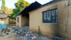 Verbrannte Häuser nach einem Überfall auf ein Dorf in Kaduna (Archivbild)