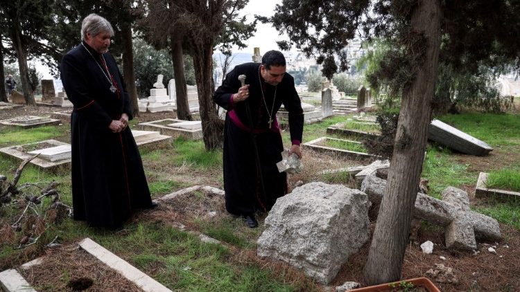 Vandalismus an Grabsteinen auf dem protestantischen Mount Zion-Friedhof in Jerusalem