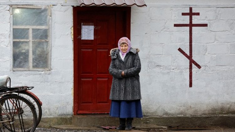 A residente local Vera Barda, 74, do lado de fora de uma capela localizada na casa de sua neta durante o serviço ortodoxo da véspera de Natal na cidade de Volnovakha, na região de Donetsk, Ucrânia controlada pela Rússia, em 6 de janeiro de 2023. REUTERS/Alexander Ermochenko