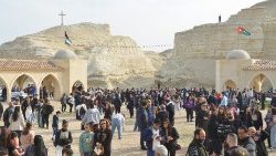 जॉर्डन घाटी में येसु का बपतिस्मा गिरजाघऱ के बाहर इकट्ठा हुए लोग