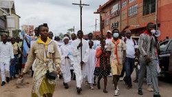 暴力反対のための行進を行う人々　コンゴ民主共和国・キンサシャ　2022年12月