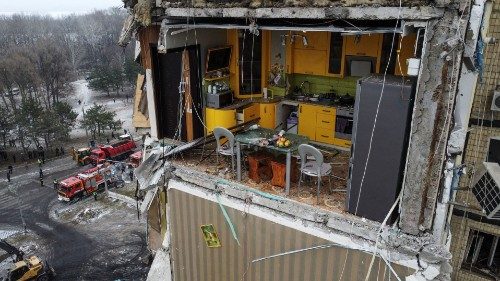 Una delle stanze del condominio sventrato da un missile a Dnipro
