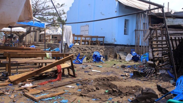 La escena de un atentado suicida en la Eglise CEPAC (Iglesia CEPAC) que mató a decenas de personas en un ataque reivindicado por el Estado Islámico, en Kasindi, República Democrática del Congo 16 de enero 2023. 
