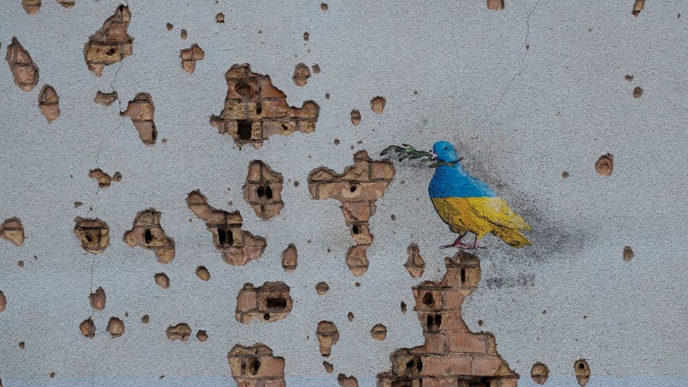 Uma obra do famoso artista de rua Tvboy pode ser vista em uma parede da Casa da Cultura, que foi severamente danificada durante o ataque da Rússia à Ucrânia, na cidade de Irpin, nos arredores de Kiev, Ucrânia, em 29 de janeiro de 2023. REUTERS/Valentyn Ogirenko