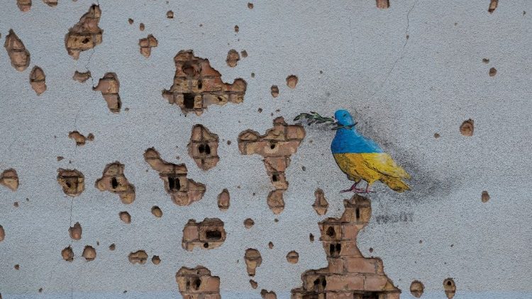 Uma obra do famoso artista de rua Tvboy pode ser vista em uma parede da Casa da Cultura, que foi severamente danificada durante o ataque da Rússia à Ucrânia, na cidade de Irpin, nos arredores de Kiev, Ucrânia, em 29 de janeiro de 2023. REUTERS/Valentyn Ogirenko