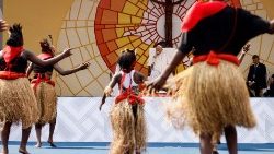 Tänze beim Treffen mit Jugendlichen