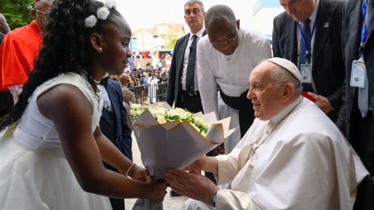 Le Pape François, recevant une gerbe fleur lui souhaitant la bienvenue, lors de son arrivée à l'aéroport international de Ndjili (Kinshasa) pour son voyage apostolique en RD Congo, du 31 janvier au 3 février 2023