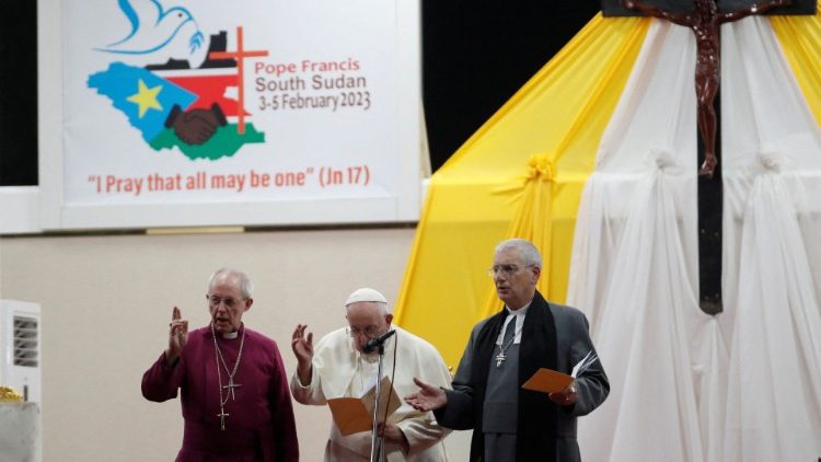 Le Pape entouré de l'archevêque de Cantorbéry, Justin Welby, et du modérateur de l'Eglise d'Ecosse, Iain Greenshields, à Juba le 3 février 2023.