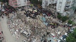 Túlélők után kutatnak a törökországi  Adana város egyik összedőlt épületének romjai közt  