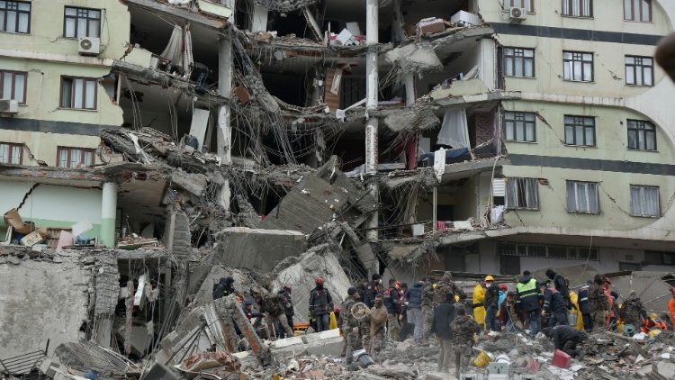 Terremoto de magnitud 7,8 sacude esta madrugada Turquía y Siria dajando por el momento un saldo de más de 500 muertos y cientos de heridos.