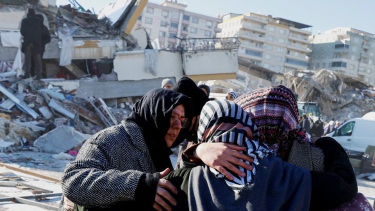 Kahramanmaras, sopravvissuti al terremoto sullo sfondo dei palazzi crollati a 