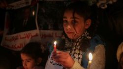 Uma criança palestina segura uma vela para expressar solidariedade às vítimas de um terremoto na Turquia e na Síria, em Khan Younis, no sul da Faixa de Gaza, 7 de fevereiro de 2023. REUTERS/Ibraheem Abu Mustafa