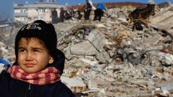 Uma criança observa as consequências de um terremoto mortal em Kahramanmaras, Turquia, 8 de fevereiro de 2023. REUTERS/Suhaib Salem