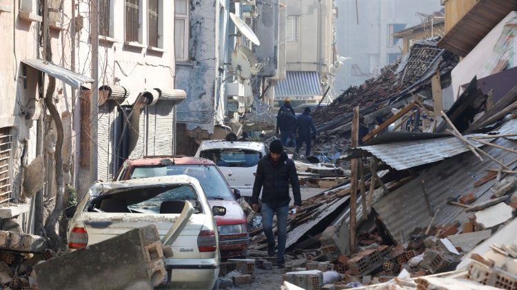 Un hombre camina mientras los equipos de rescate buscan supervivientes tras el terremoto en Hatay, Turquía, 8 de febrero de 2023.