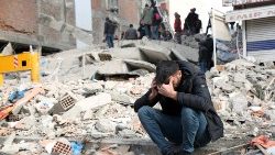 Um homem chora no local de um prédio desabado após um terremoto mortal em Diyarbakir, Turquia, 8 de fevereiro de 2023. REUTERS/Sertac Kayar