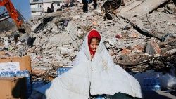 Una niña sentada entre las ruinas de los edificios derrumbados en Kahramanmaras, Turquía, este 8 de febrero 2023