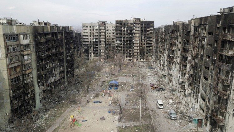 Vista aérea mostra prédios residenciais danificados ou destruídos em Mariupol após invasão russa. Foto de 3 de abril de 2022. (REUTERS/Pavel Klimov)
