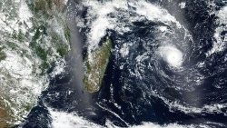Eine Satellitenaufnahme zeigt Mitte Februar einen Tropensturm vor Madagaskar - auch ohne Zyklon verunglückte nun ein Boot mit Migranten vor der Küste