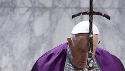 Papa na Igreja Santa Sabina em Roma, Quarta-feira de Cinzas em 2023 (Foto: REUTERS/Guglielmo Mangiapane)