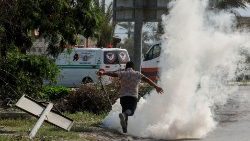 פלסטינים בעימות עם כוחות ישראלים בעת פשיטה על יריחו
