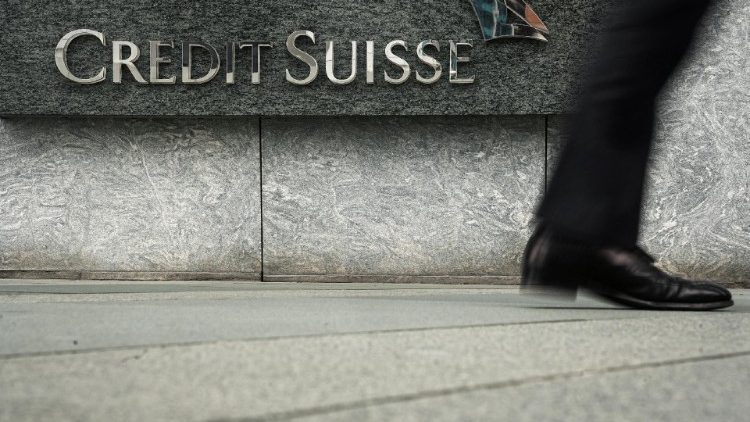 Fussgänger geht an einem Logo der Credit Suisse vor deren Bürogebäude in Hongkong vorbei