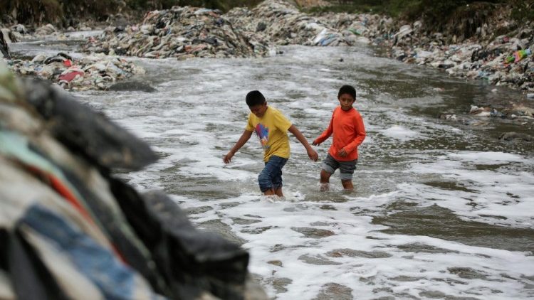 ग्वाटेमाला में प्लासटिक प्रदूषित जल का एक दृश्य