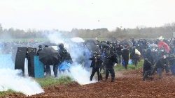 Gli scontri in aperta campagna tra polizia e manifestanti