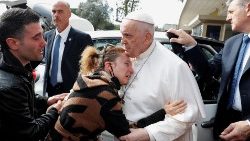 Der Papst umarmte ein Elternpaar, das in der vergangenen Nacht seine Tochter verloren hat, und hielt an, um mit ihnen zu beten