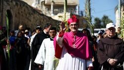Der Lateinische Patriarch von Jerusalem Pierbattista Pizzaballa führt eine Palmsonntagsprozession auf dem Ölberg in Jerusalem an