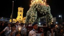 Junge Christen bei einem Karfreitags-Umzug in Larnaka, Zypern