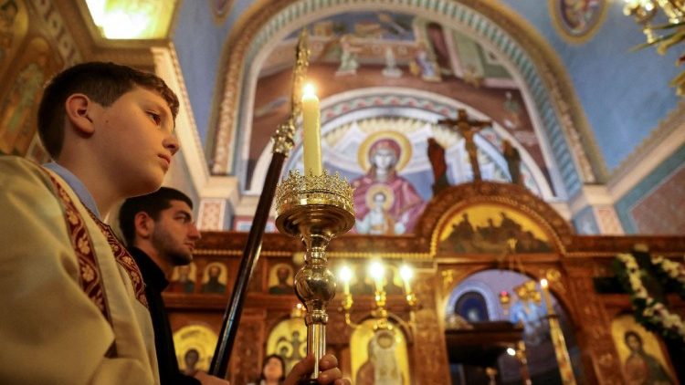 Wierni koptyjscy modlący się w Wielki Piątek w kościele pw. św. Archaniołów w Kairze, 14 kwietnia 2023
