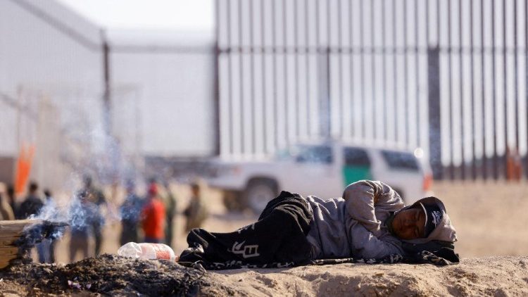 Migranti  al confine tra Stati Uniti e Messico