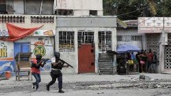 Polizeibeamte auf der Straße, nachdem Gangmitglieder versucht haben, in Port-au-Prince eine Polizeistation zu überfallen (25.4.2023)
