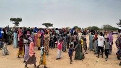 Sfollati del Sudan che scappano dal conflitto giunti in un campo di accoglienza al confine con il Ciad